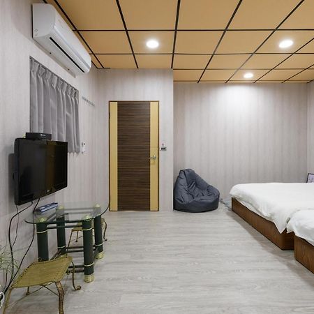 羅東夜市 小宅一生民宿 Night Market Small House Lifetime Hotel Luodong Bagian luar foto