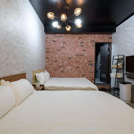 羅東夜市 小宅一生民宿 Night Market Small House Lifetime Hotel Luodong Bagian luar foto