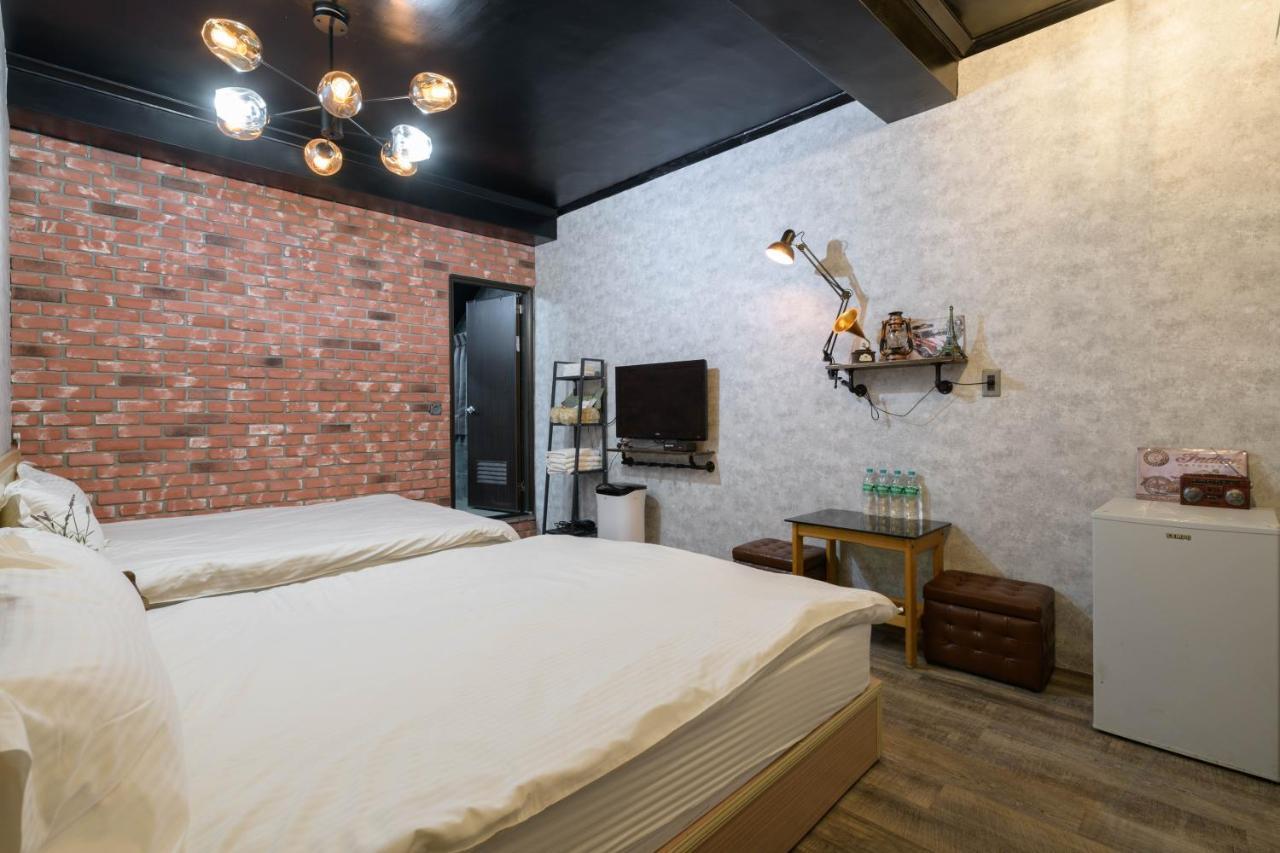 羅東夜市 小宅一生民宿 Night Market Small House Lifetime Hotel Luodong Bagian luar foto