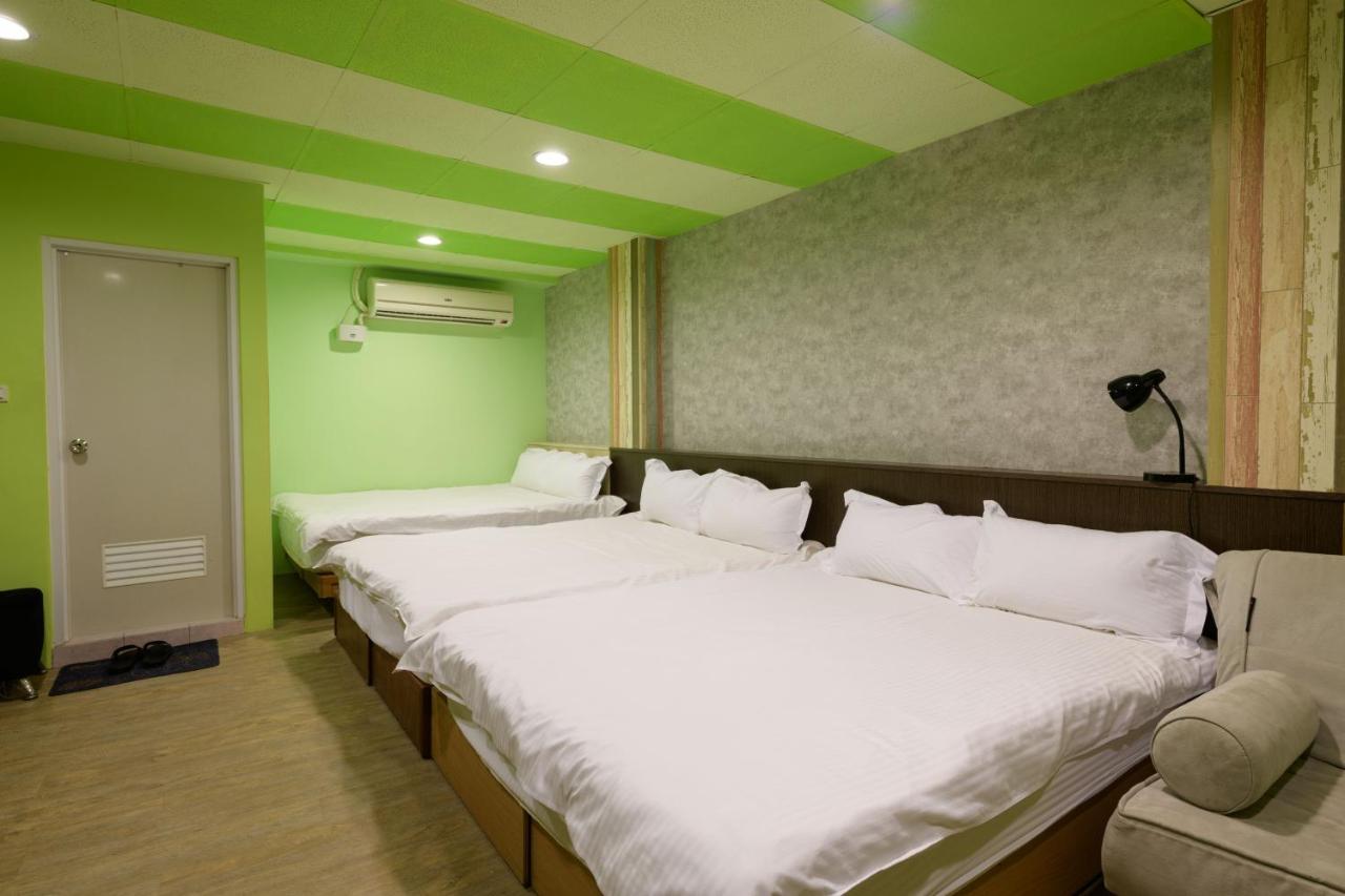 羅東夜市 小宅一生民宿 Night Market Small House Lifetime Hotel Luodong Bagian luar foto