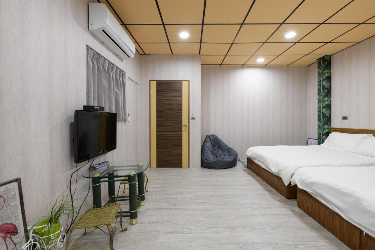 羅東夜市 小宅一生民宿 Night Market Small House Lifetime Hotel Luodong Bagian luar foto