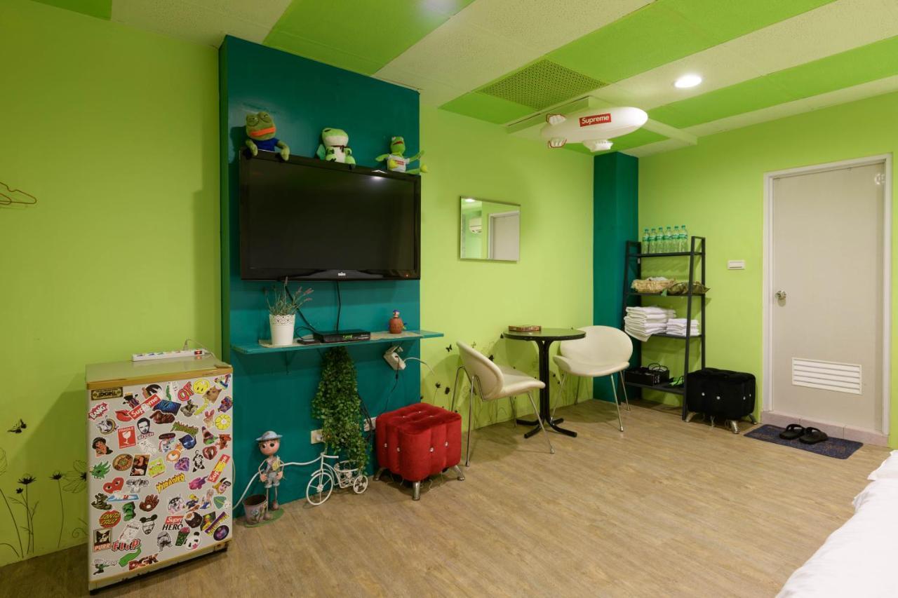 羅東夜市 小宅一生民宿 Night Market Small House Lifetime Hotel Luodong Bagian luar foto